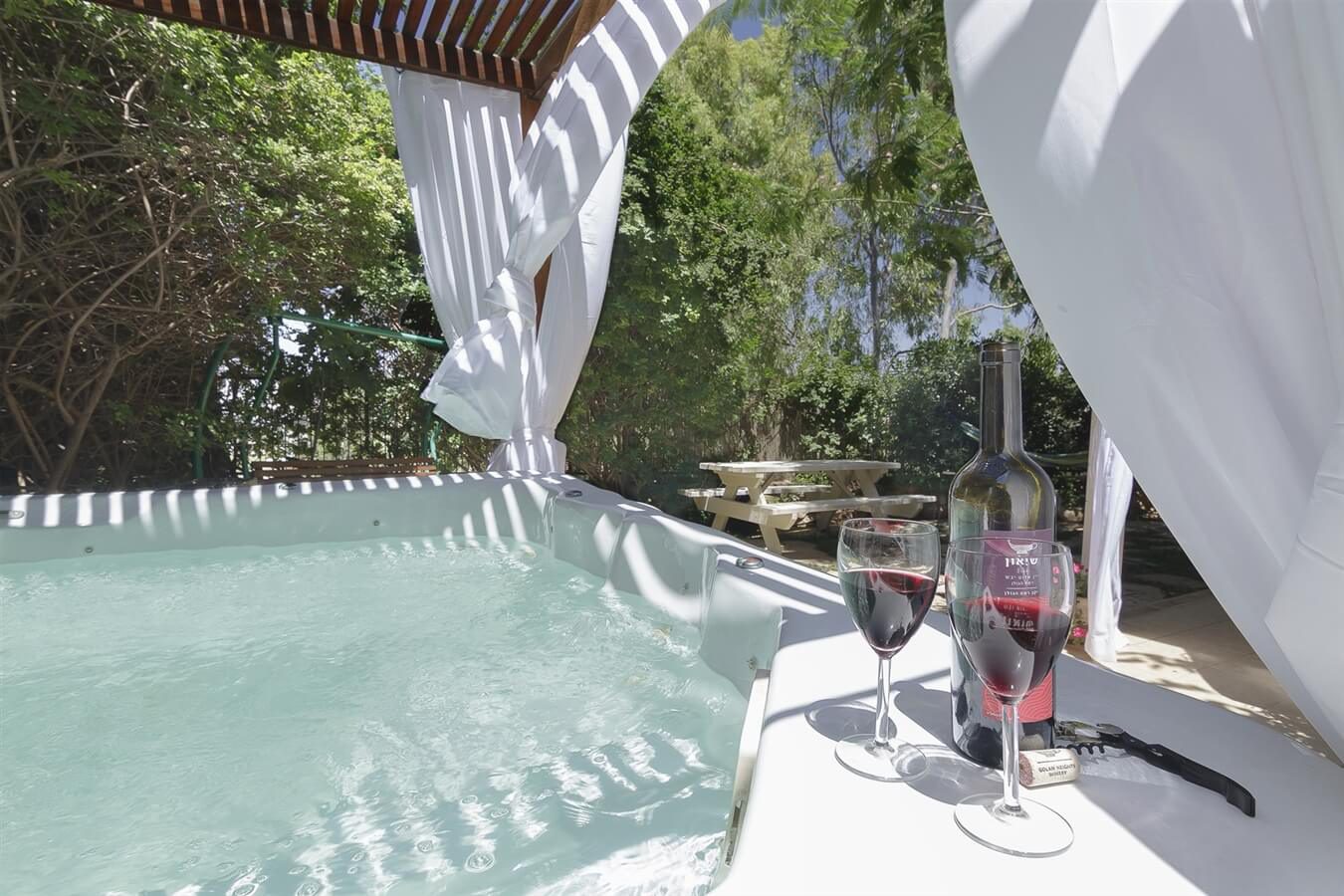The spa jacuzzi · Mango