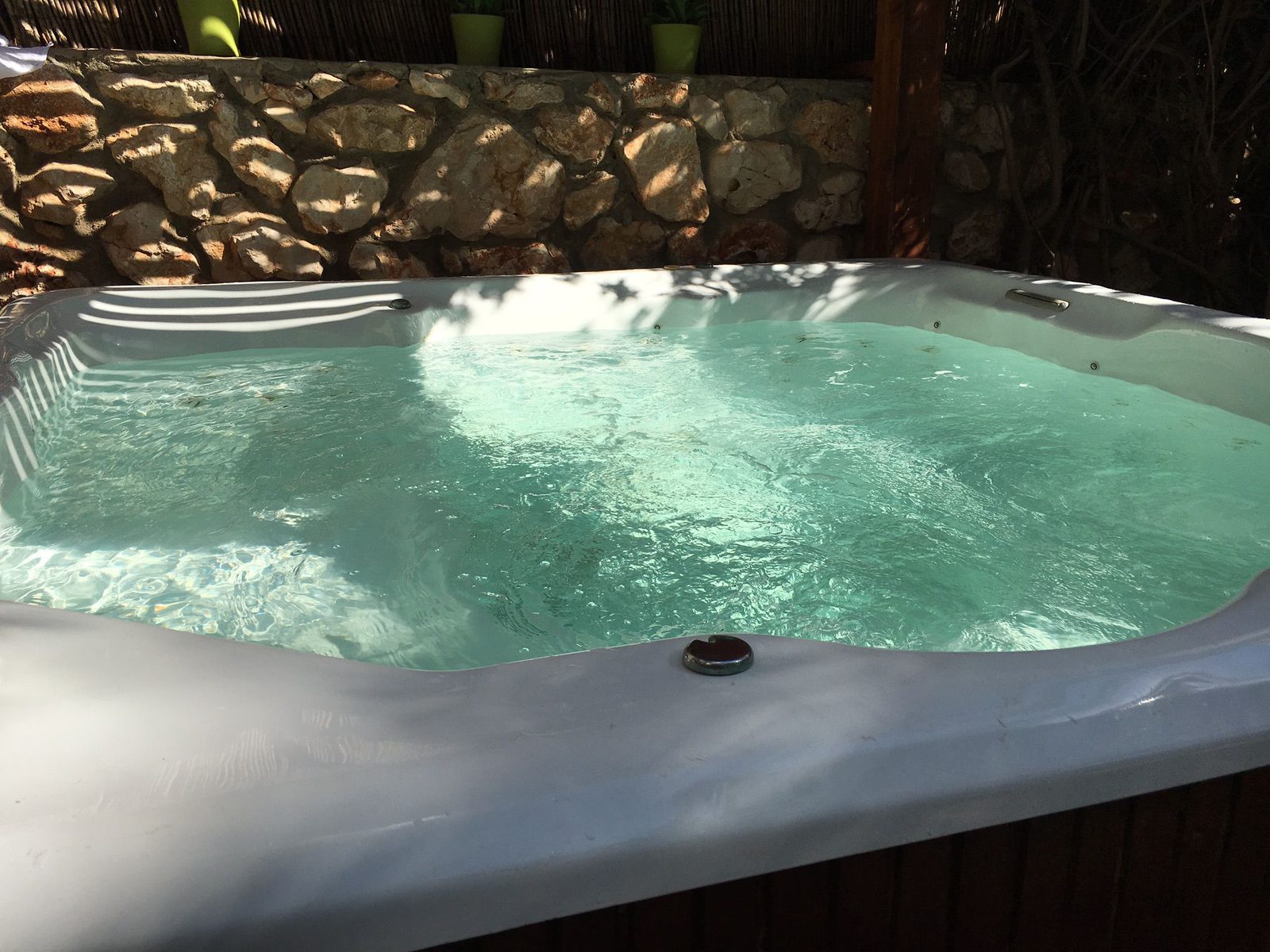 The jacuzzi close up · Mango