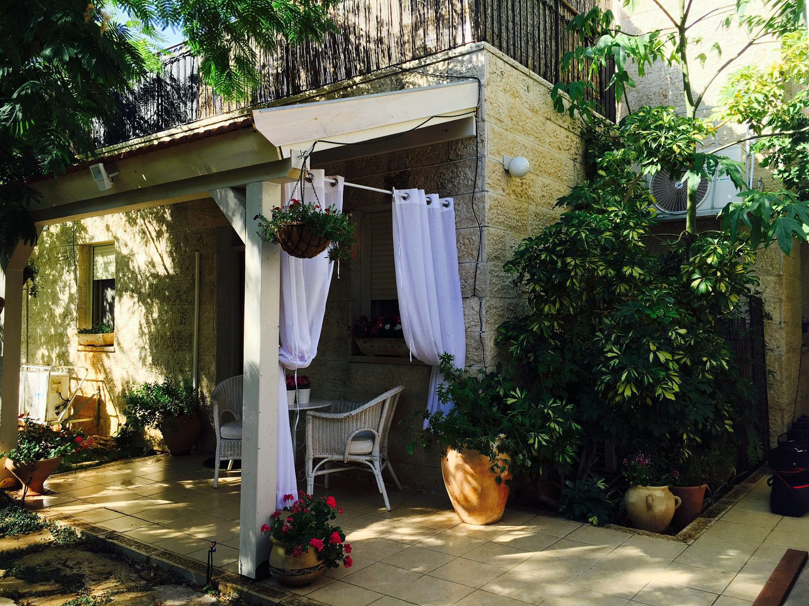 The private yard · Mango